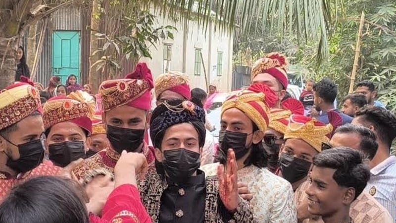 বিয়ে একজনের, কনের বাড়িতে বর সেজে হাজির ২০ যুবক